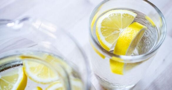 Суға лимон шырынын қосу су диетасын ұстануды жеңілдетеді. 