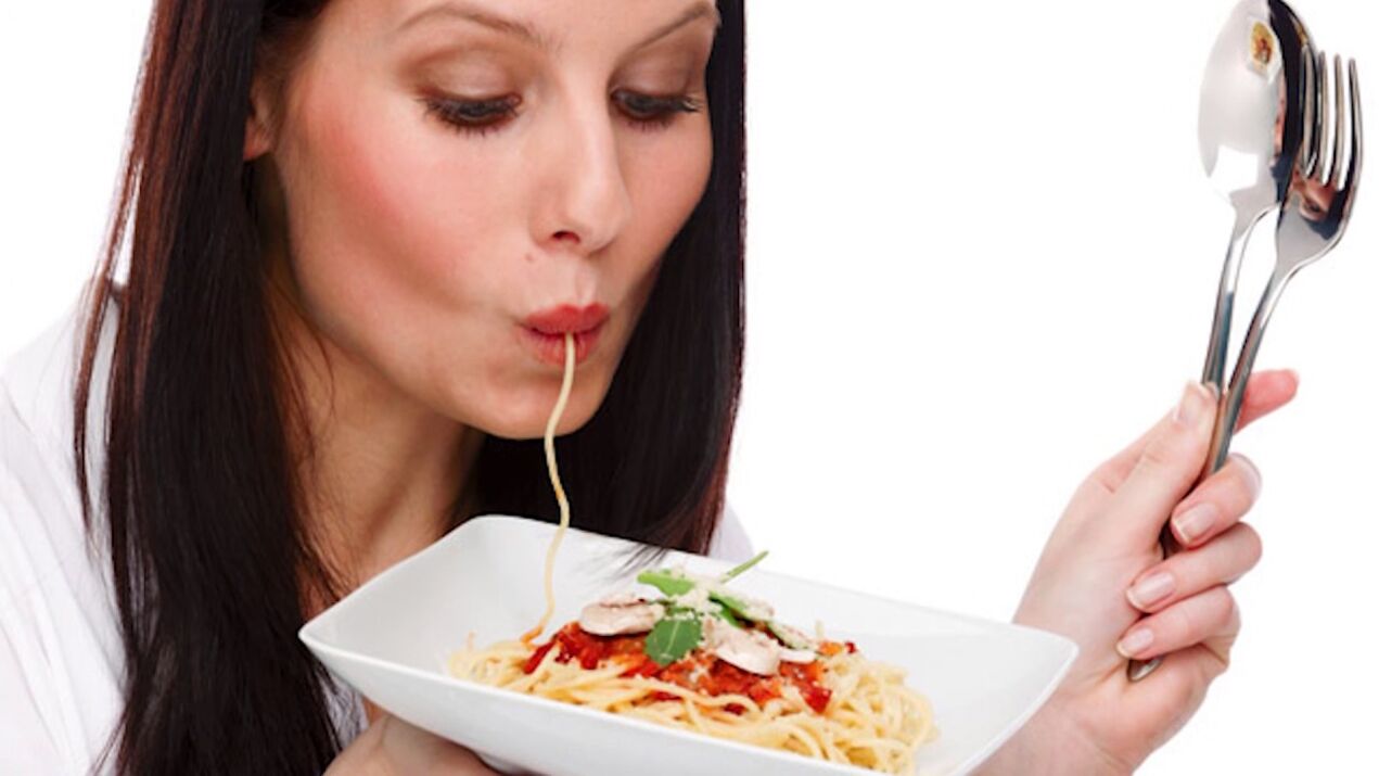 қарын арықтау үшін спагетти жейтін әйел
